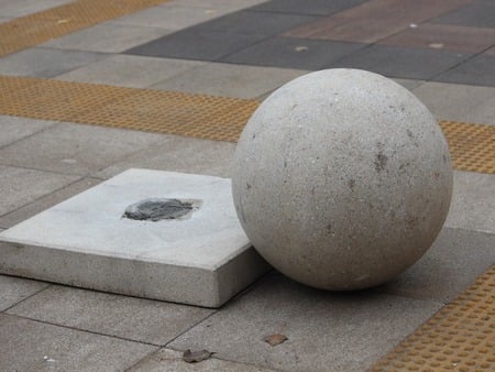 Два бетонных шара на Волжской упали с постаментов