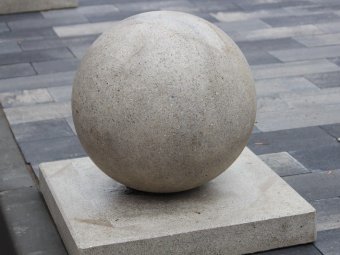 Губернатор призвал чиновников беречь 150-килограммовые бетонные шары от «активных» людей