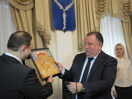Главы районов области подарили Валерию Сараеву две картины
