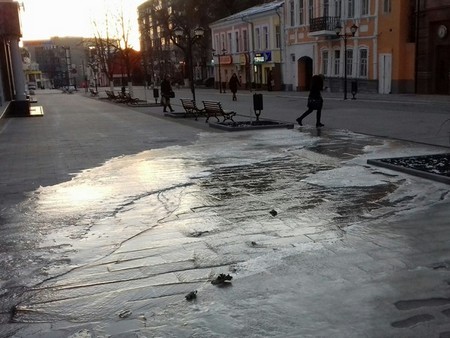Из-за прорыва трубы часть пешеходной Волжской превратилась в каток. Фото