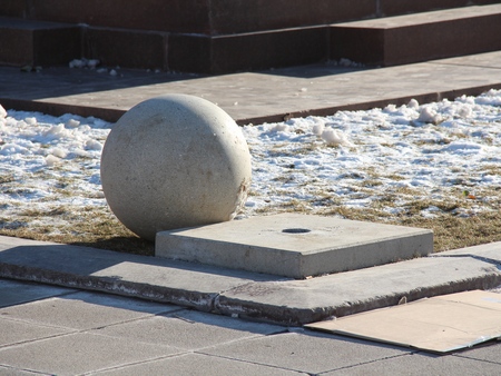 В Саратове сломали бетонные шары на площади Чернышевского
