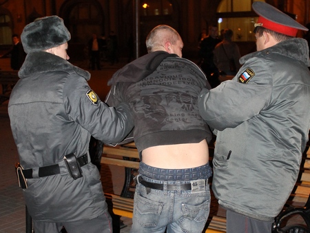 Сломавший нос полицейскому житель Калининска отправится в колонию