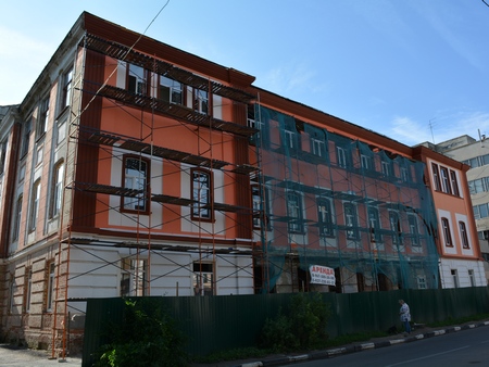 Валерий Сараев поручил своим юристам помочь собственникам квартир в общежитии на Волжской