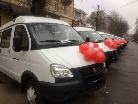 Саратовским многодетным семьям вручили ключи от микроавтобусов