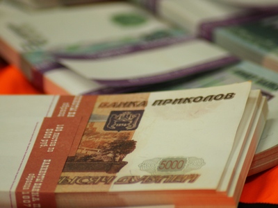 В Дергачах пенсионерка разменяла мошенницам билеты «банка приколов» на деньги
