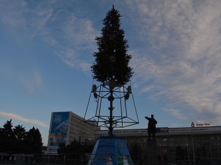 На Театральной площади устанавливают новогоднюю елку