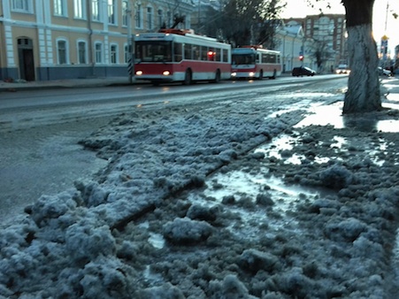 Из-за прорыва трубы часть улицы Московской обледенела. Фото