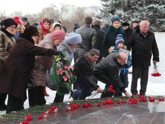 В День неизвестного солдата в Саратове возложили цветы к мемориалу Воину-освободителю