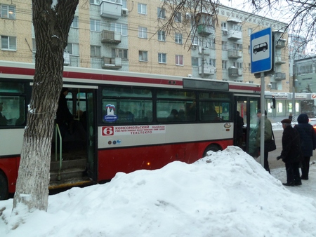 В результате гонки автобусов у парка Гагарина пострадал пассажир