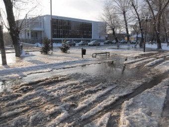 Сквер и дорогу на Большой Горной в Саратове залило водой