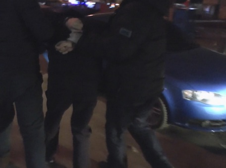 В Саратове подозреваемого в организации заказного убийства доставили в отдел полиции на элитной Audi