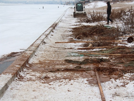 Собранные в Волге нефтепродукты работники «Водостока» сваливают на новой набережной