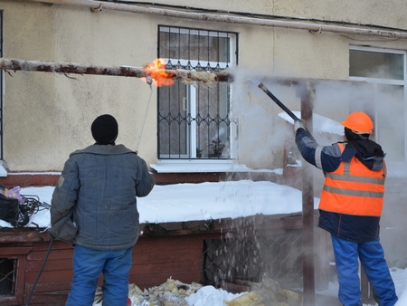 Прорыв теплотрассы у «Сенного». Из-за промерзания трубы дом на Кутякова подключили к отоплению утром