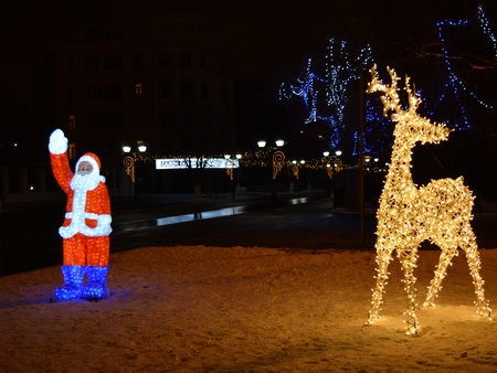 У памятника Чернышевскому появился светящийся Санта Клаус с оленями