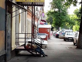 У спящего на бордюре в центре Саратова мужчины нашли наркотики
