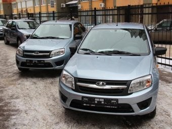 Губернатор вручил новые автомобили пострадавшим на производстве гражданам 