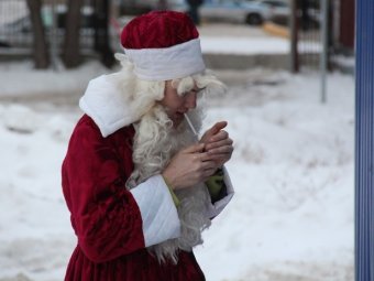 Курящий Дед Мороз посетил новогодний карнавал на стадионе «Сокол» 