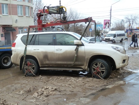 В центре Саратова эвакуировали автомобиль с четырехлетним ребенком