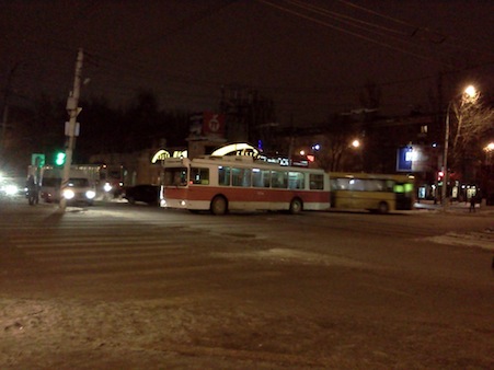 В час пик в центре Саратова встали трамваи и троллейбусы