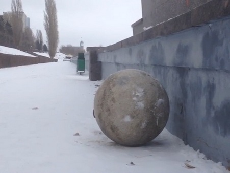 В интернете появилось видео скатившегося на саратовскую набережную бетонного шара