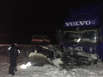 Под Петровском грузовик врезался в минивен. Погибли семь человек