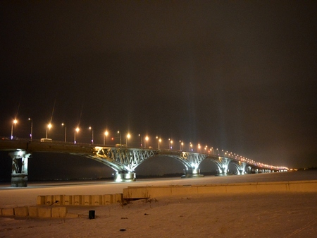 Ночью над саратовским мостом поднялись световые столбы