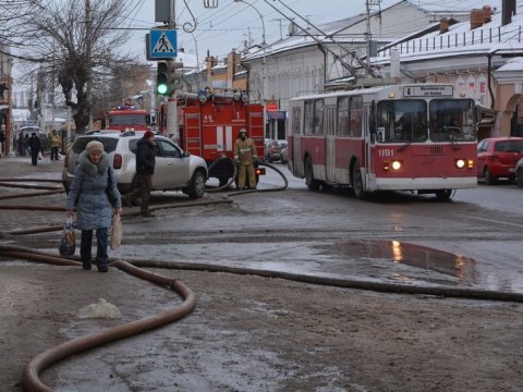 Из-за пожара перекрыли часть улицы Московской