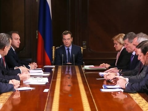 Медведев подписал постановление об индексации пенсий