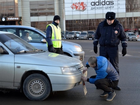 В Саратове студент-стажер остановил автомобиль с разыскиваемыми номерами