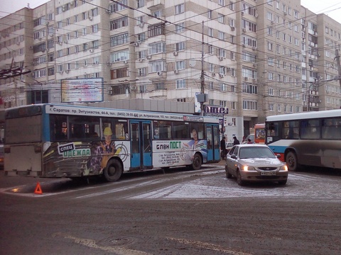 Автобус №53 перегородил улицу Московскую из-за ДТП
