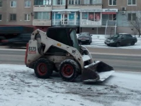 В Заводском районе очищают от снега улицу Огородную