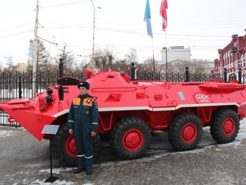 К саратовскому правительству подогнали красный БТР