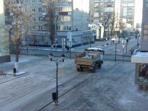 На Волжскую пригнали КаМАЗ с бетонными шарами