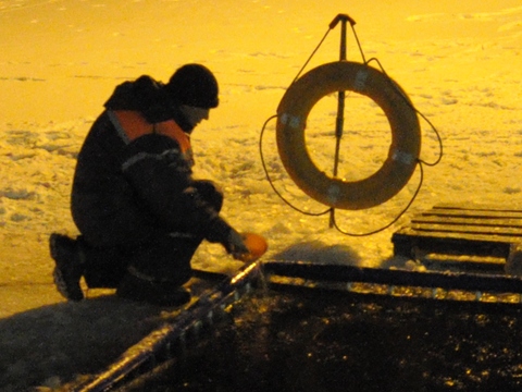 Шесть спасателей продолжают искать провалившуюся под лед девочку
