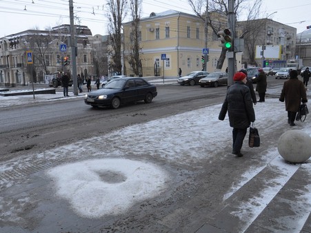 Общественник об избытке реагента на пешеходной зоне: Вы снег топите или плитку?