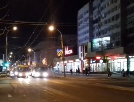 «Резинящие» автобусы на Московской начали использовать новую тактику. Видео