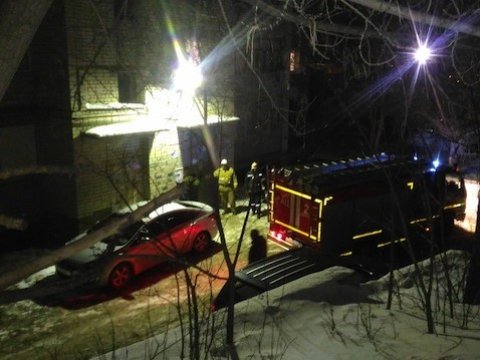 В многоэтажке на Шелковичной работают пожарные из-за дыма в вентиляции