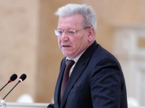 Петербургский депутат-единоросс пожаловался на зарплату «изгоя»