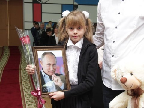 Путин прислал саратовской школьнице свой портрет с автографом