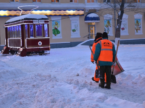 Радаев потребовал разобраться со снежными завалами в Саратове до конца дня