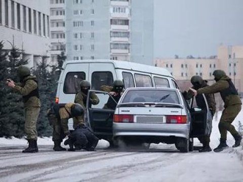 Бойцы саратовского СОБРа штурмовали машину автоворов