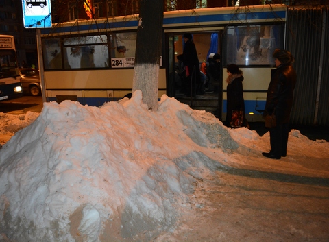 Радаев снова потребовал ускорить уборку снега в Саратове