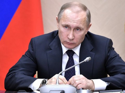 Путин подписал закон о декриминализации семейных побоев