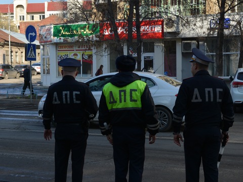 По подозрению в групповом взяточничестве задержаны четыре экс-сотрудника ГИБДД