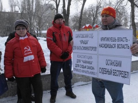 Алимовой не дали выступить на митинге против судей с плакатом за отставку Радаева
