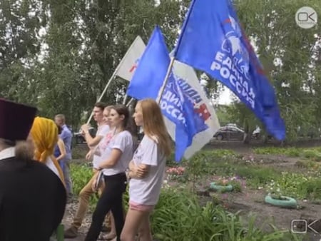 ЦИК: Студенты саратовских вузов сами привезли флаги «ЕР» на праздник в школу