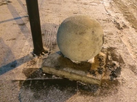 На Волжской в Саратове бетонный шар сдвинули вместе с постаментом