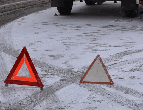 В Энгельсе иномарка протаранила забор после ДТП на проспекте Строителей