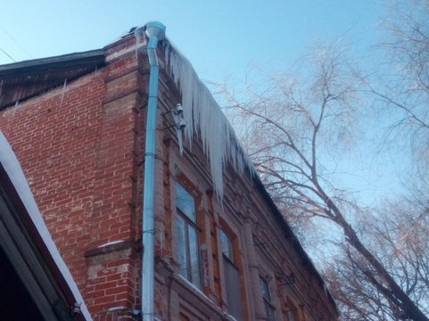 На Киселева саратовцам угрожает полутораметровая сосулька