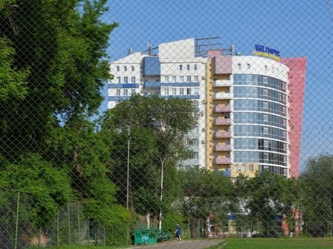 Арендатор стадиона в детском парке платит за квадратный метр 13 рублей в год